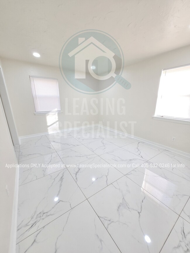 Building Photo - Spacious Village 3 Bed 2 Bath Home!