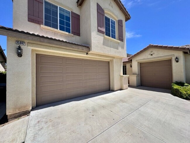 Building Photo - Beautiful Two Story 5 bedroom Home in the ...