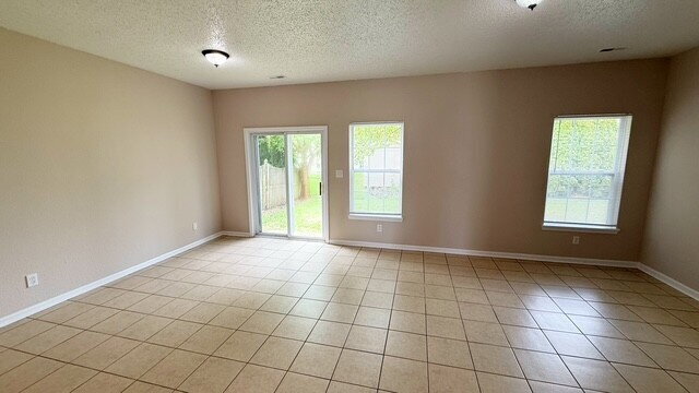 Building Photo - SOUTHEAST SIDE 3 BEDROOM/2 BATH RANCH AVAILABLE NOW!