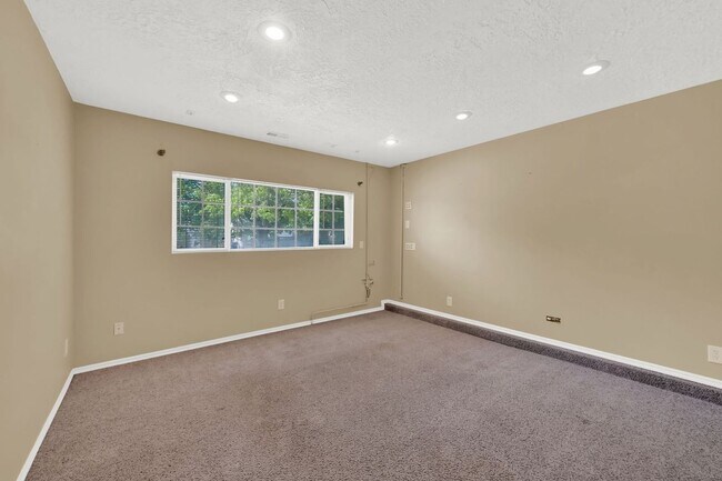 Building Photo - Beautifully Updated 4-Bedroom Home in Syracuse!