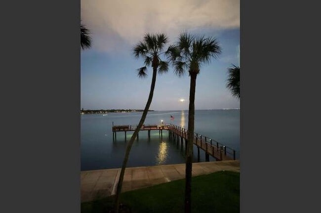 Building Photo - 7200 Sunshine Skyway Ln S