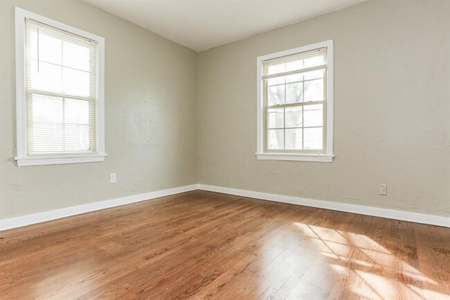 Building Photo - 401 E 7th St