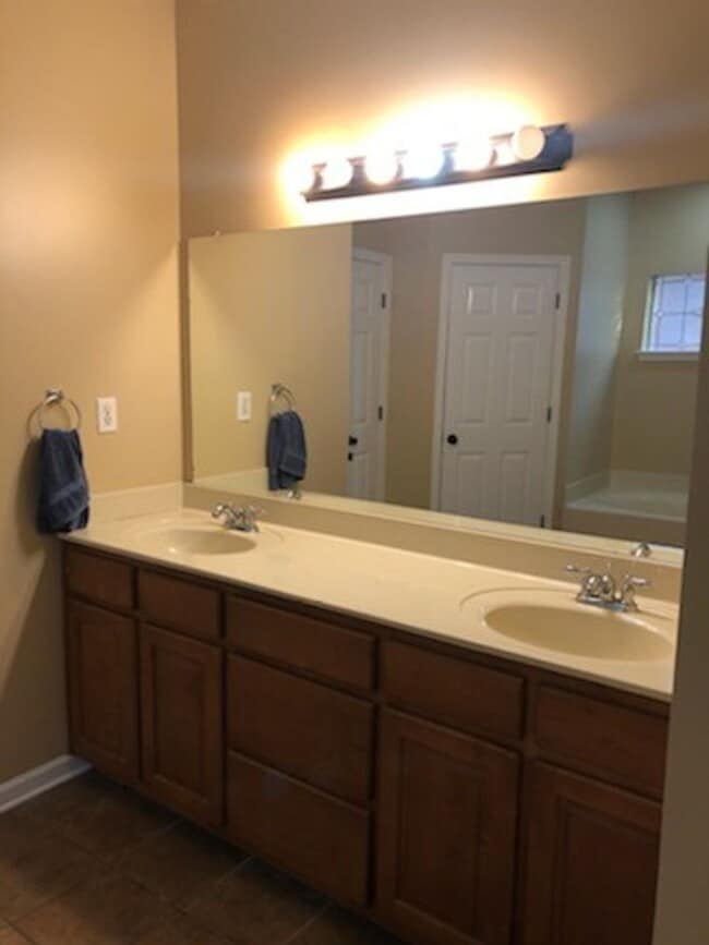 Building Photo - Renovated 4 Bedroom 2.5 Bath Home for Rent!