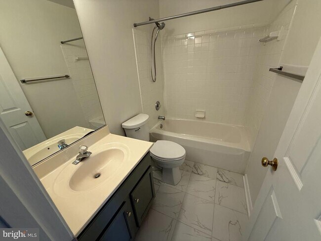 Building Photo - 5714 Goldfinch Ct
