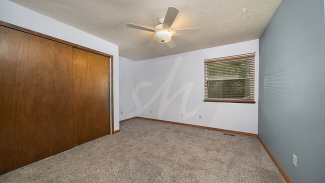 Building Photo - End unit 3 bedroom townhome near Ute Valle...