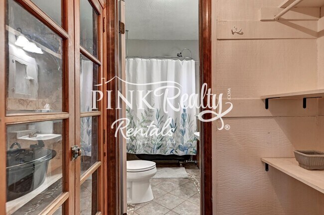 Building Photo - 1610 W Kiowa St