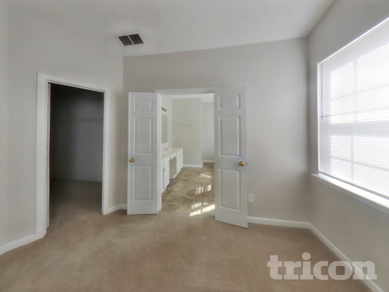 Building Photo - 1427 Wilshire Way