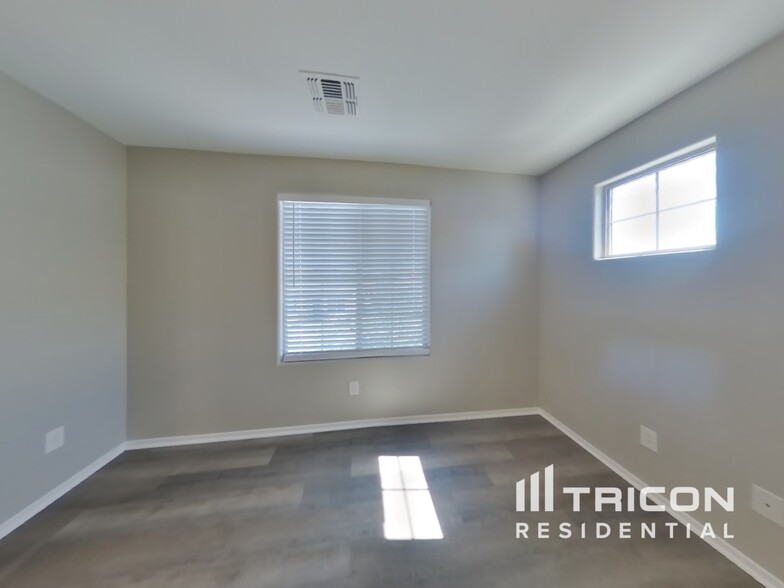 Building Photo - 323 N 56th Pl