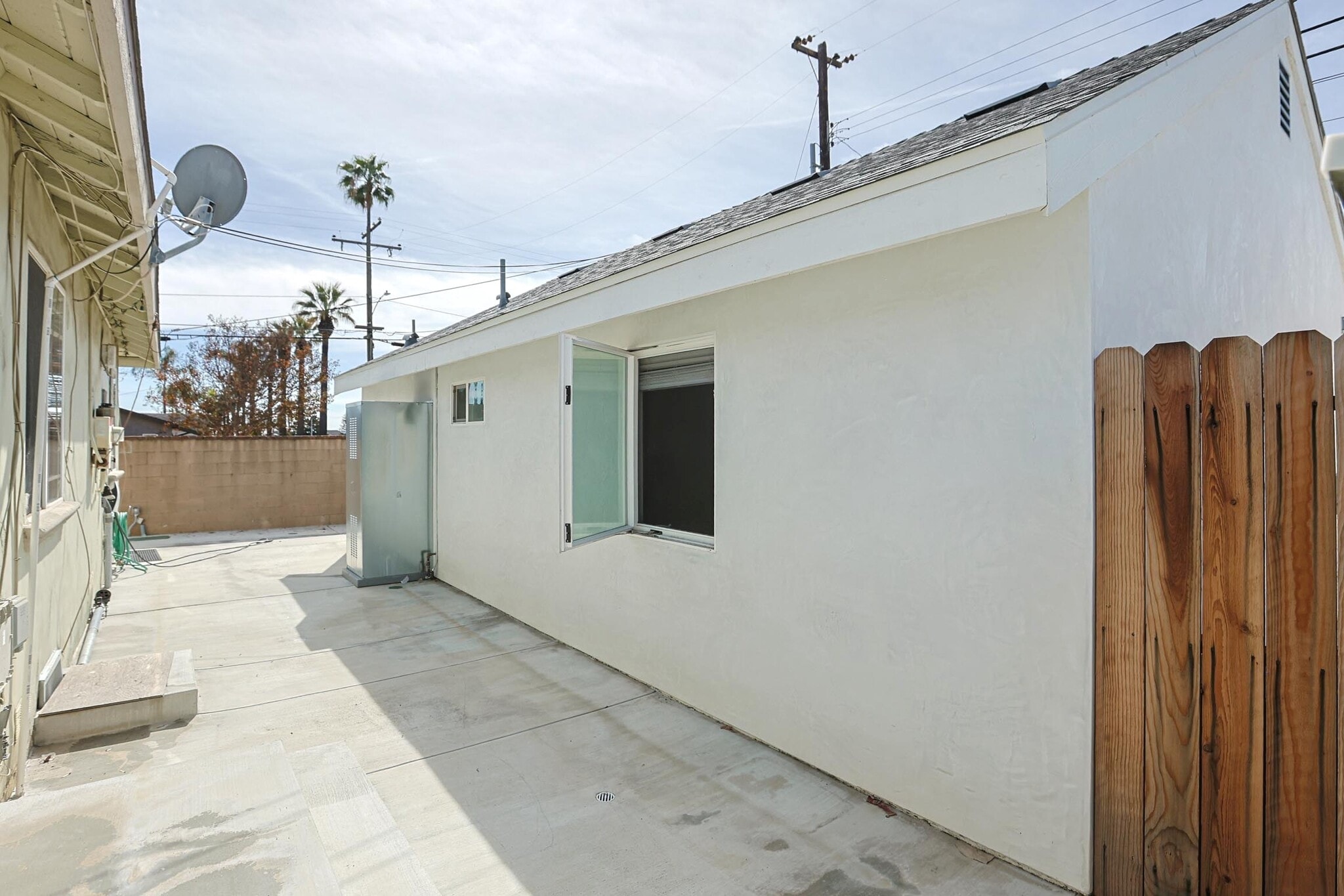 Building Photo - 313 E 11th St
