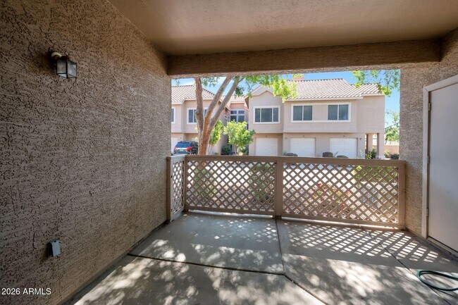 Building Photo - 1633 E Lakeside Dr