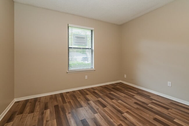 Building Photo - 1290 Bee St N