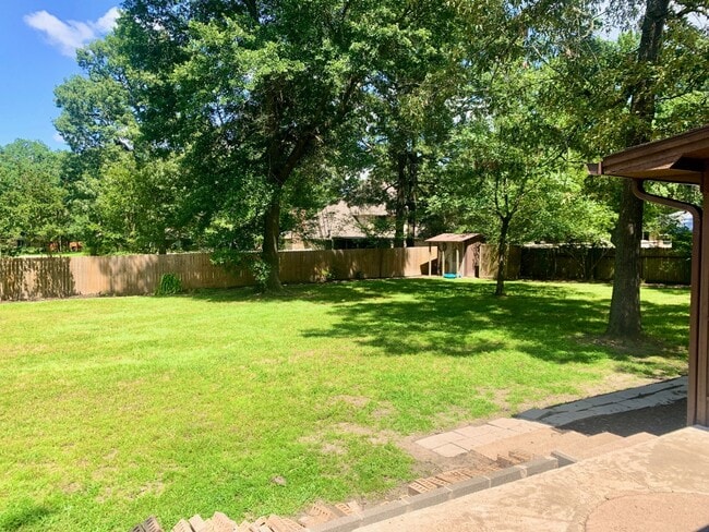 Building Photo - 407 Shady Bend