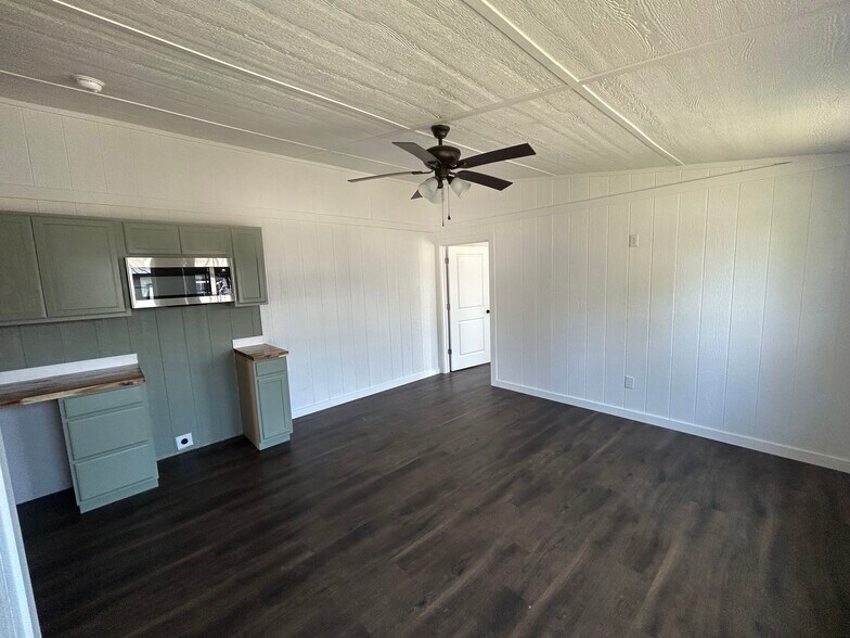 Building Photo - 305 W Broadway Ave