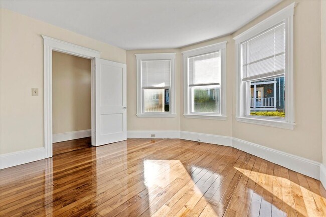 Building Photo - 52 Roslyn St