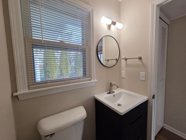 Building Photo - Beautiful 4 bedroom in Forest Hills