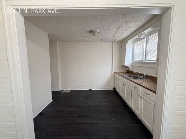 Building Photo - 3141 N Park Ave