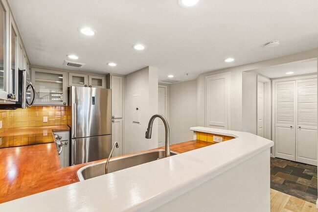 Building Photo - Penthouse 1BR + Loft w/ Bonus Room | 2 Baths | Laundry | 2 Parking | Walk to Balboa Park