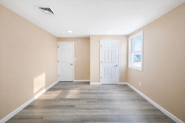 Building Photo - 1572 Summit Ave
