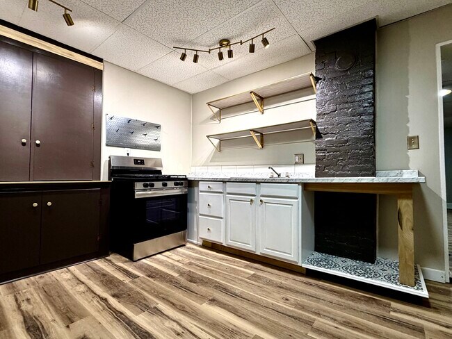 Building Photo - 415 S James St