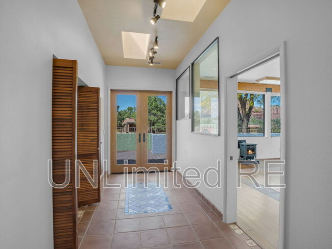 Building Photo - 490 Deer Pass Dr