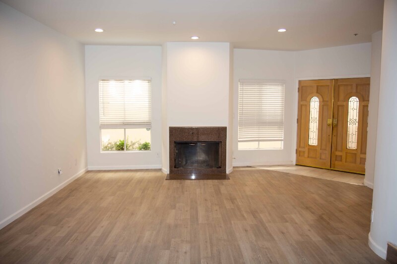 Building Photo - 627 N Sweetzer Ave