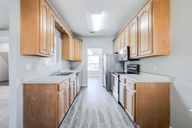 Building Photo - Spacious 3 Bed, 2 Bath Home with Large Bon...