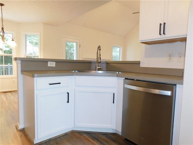 Building Photo - 576 Greenwood Park Way