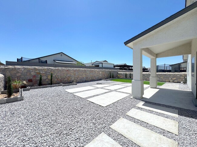 Building Photo - East El Paso 4 bed 2 Bath Refrig A/C!