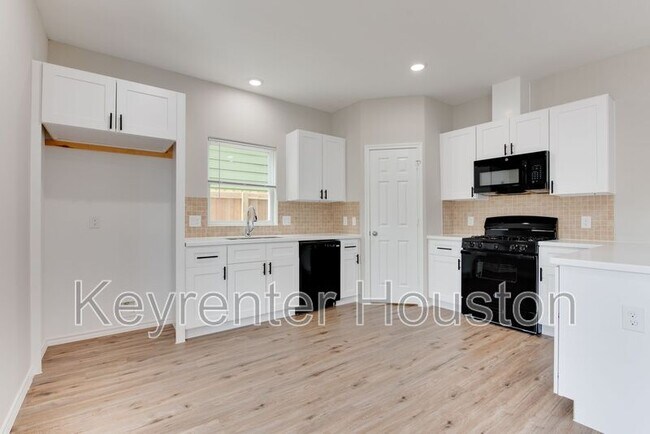 Building Photo - 8203 Woodlyn Rd