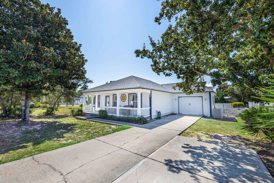 Building Photo - 4496 Luke Ave