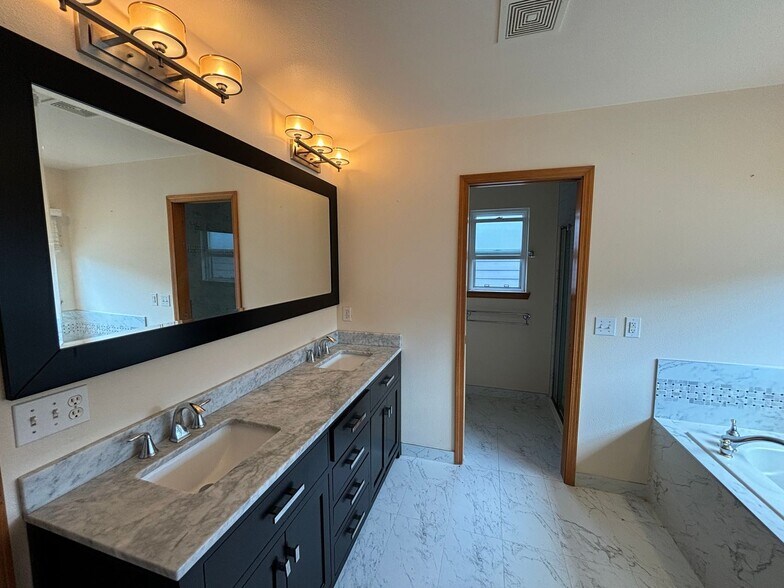 Building Photo - Spacious 4-Bedroom Family Home in Creeksid...