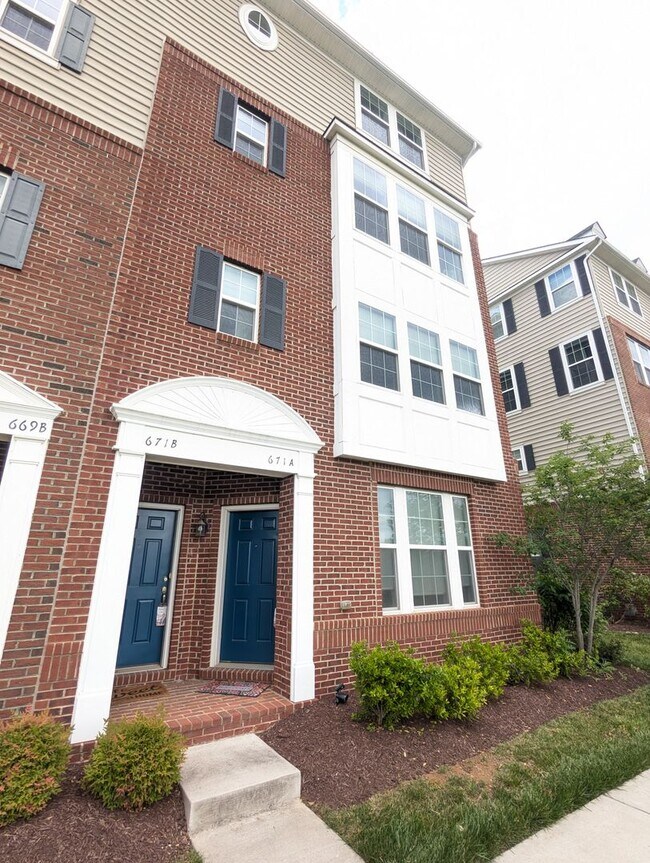 Primary Photo - Two Level END UNIT condo in East of Market...