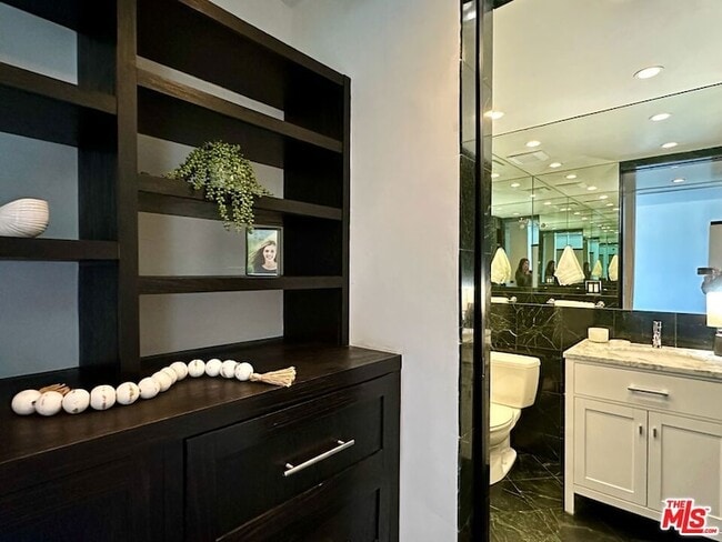 Building Photo - 999 N Doheny Dr