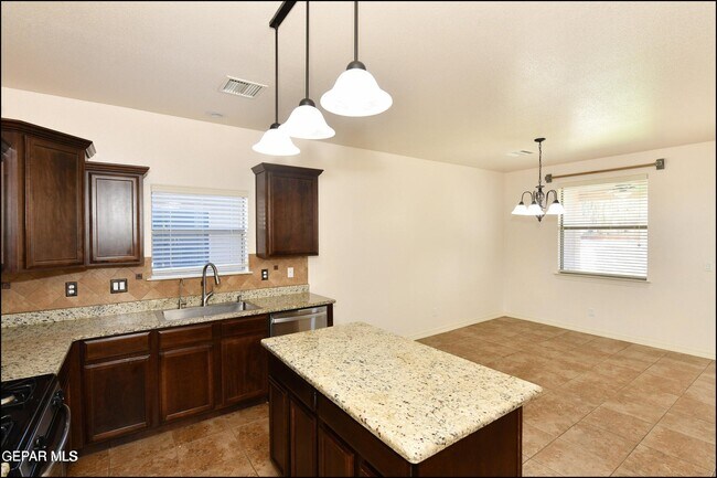 Building Photo - 14309 S Cave Ave