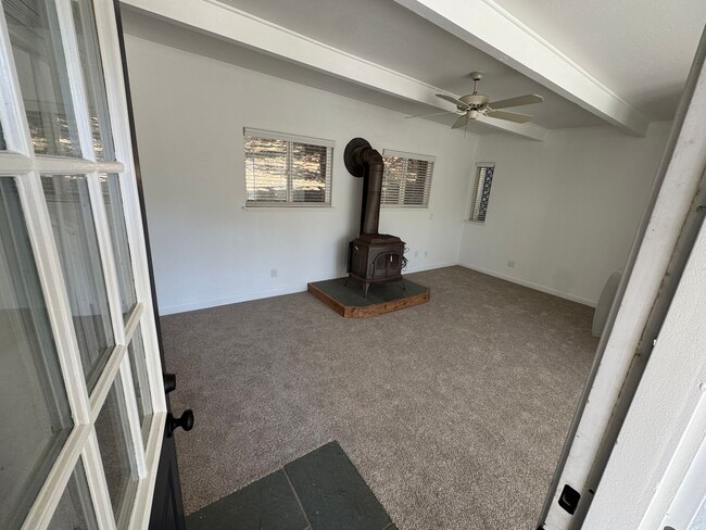 Building Photo - Country Living just minutes from Town