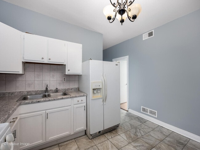 Building Photo - 4024 N Kedzie Ave