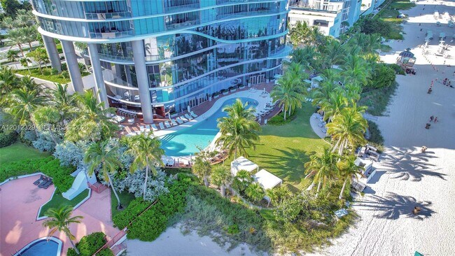Building Photo - 15701 Collins Ave