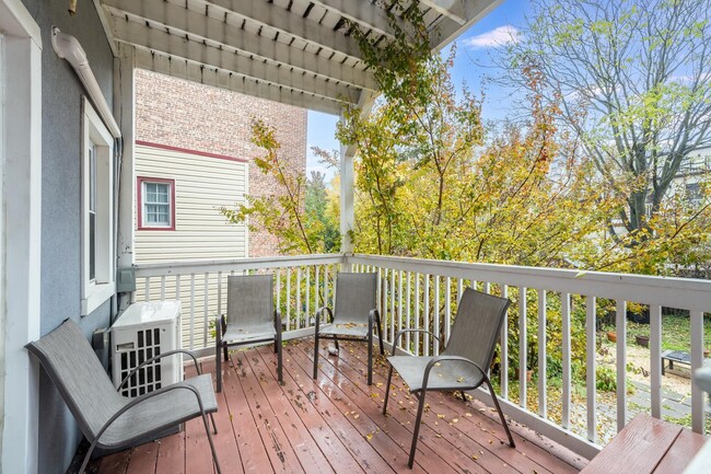 Building Photo - 251.5 York St