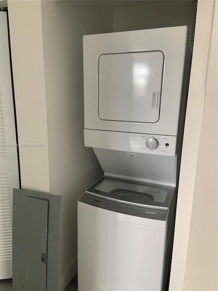 Building Photo - 853 E 24th St