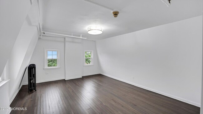 Building Photo - 87 Maple Ave