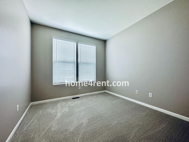 Building Photo - 8719 Dunraven St