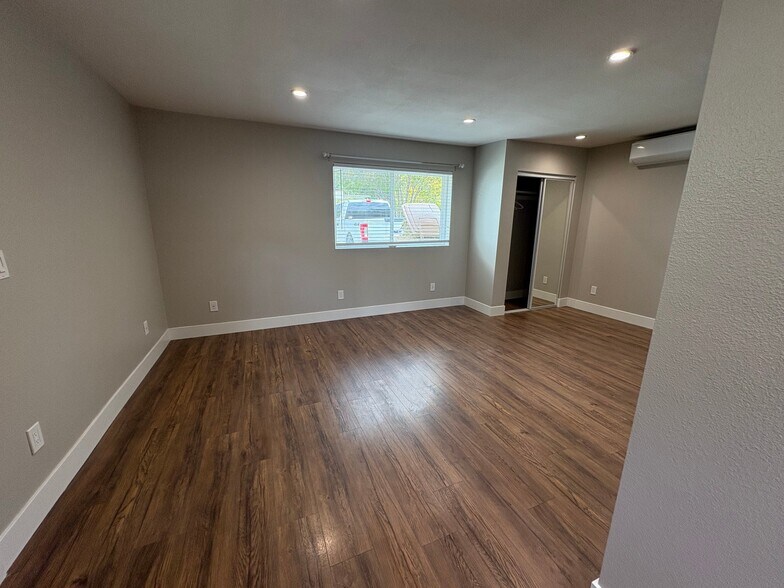 Building Photo - 911 E Aliso St