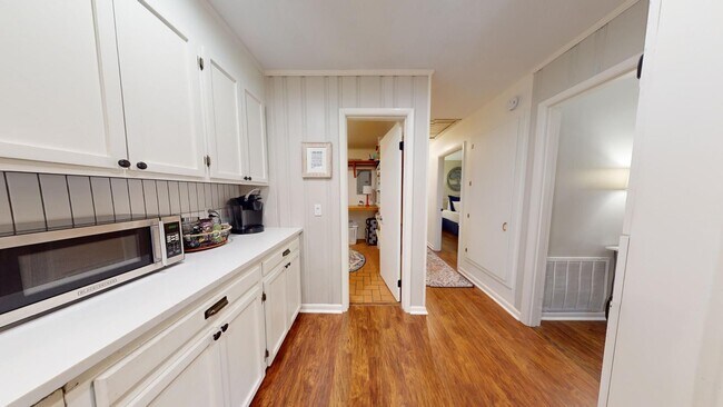 Building Photo - Super Cute One Level Home 1 mile from Toom...