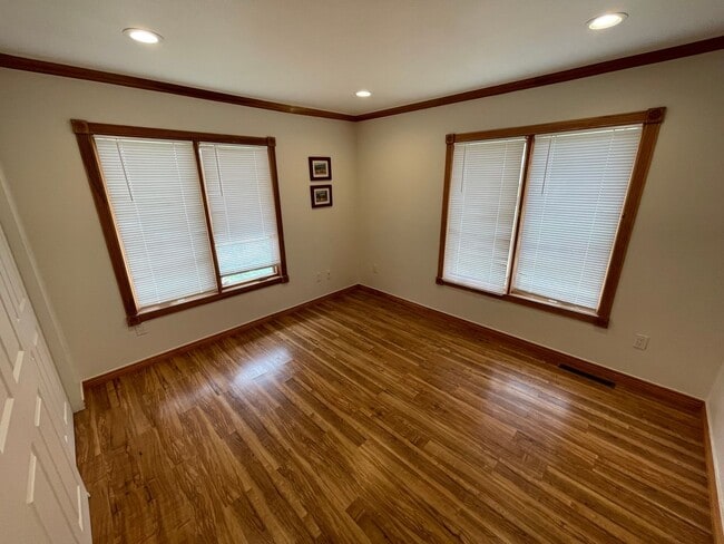 Building Photo - Spacious Single Level Ranch Style 4 Bed 2 ...