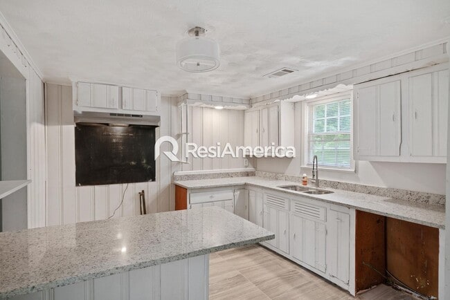 Building Photo - Adorable 2/1 in 38116!