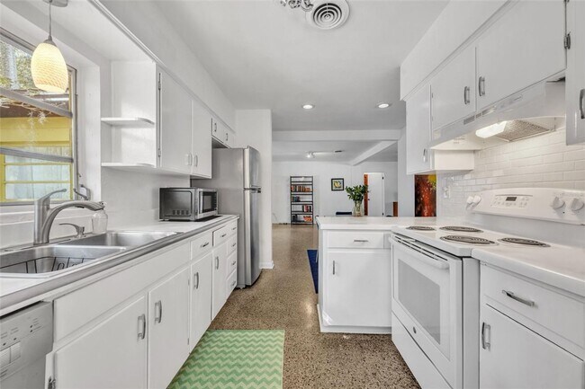 Building Photo - Fabulous pool home in Winter Park!