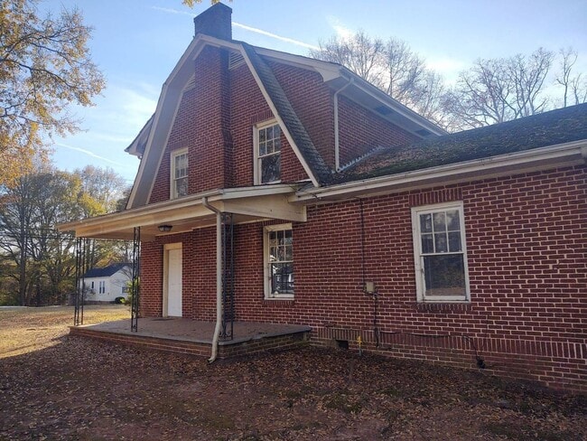 Building Photo - 4 bedroom 2 bathroom house available!   Freshly Painted-New Flooring