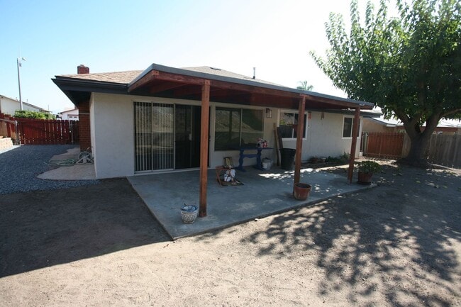 Building Photo - 3br, 2ba in a Great Family Neighborhood Av...