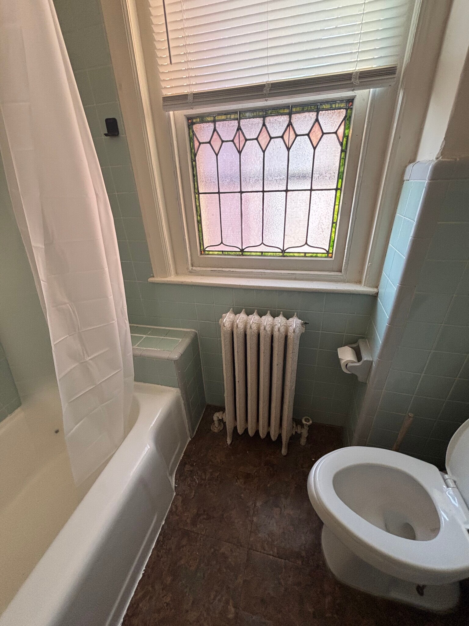 Full bath - 1305 Foulkrod St