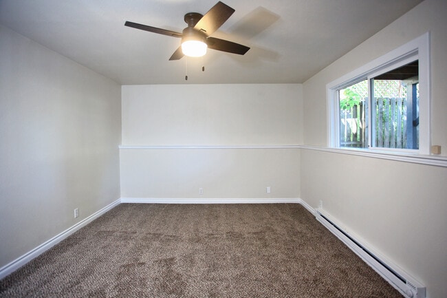 spacious bedroom - 417 E Foster Ave